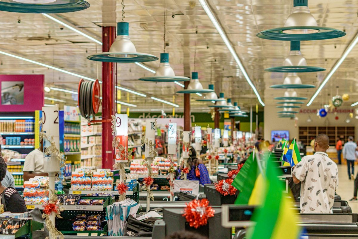 Corredor movimentado onde atua o agente de segurança em supermercado