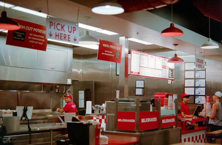 Equipe de atendente de lanchonete trabalhando atrás do balcão de fast food