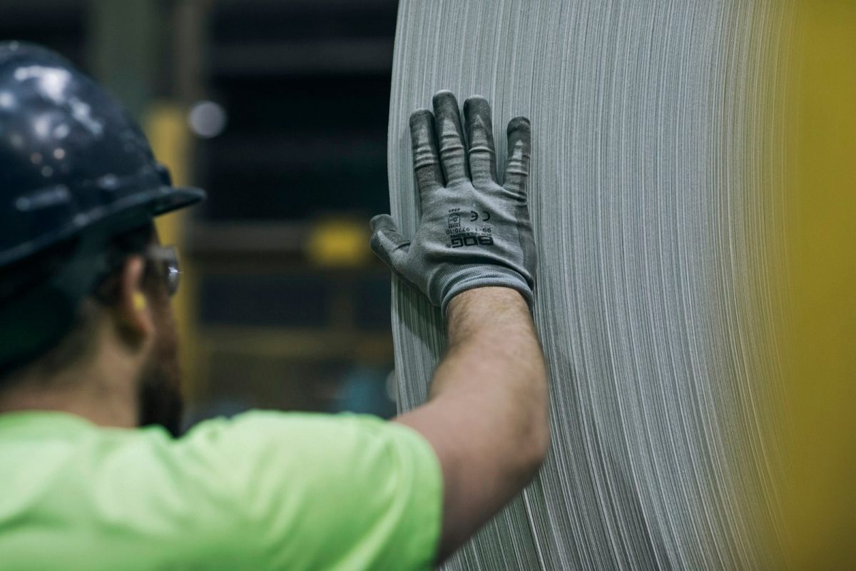Profissional com capacete e EPIs na indústria, segurança do auxiliar de produção