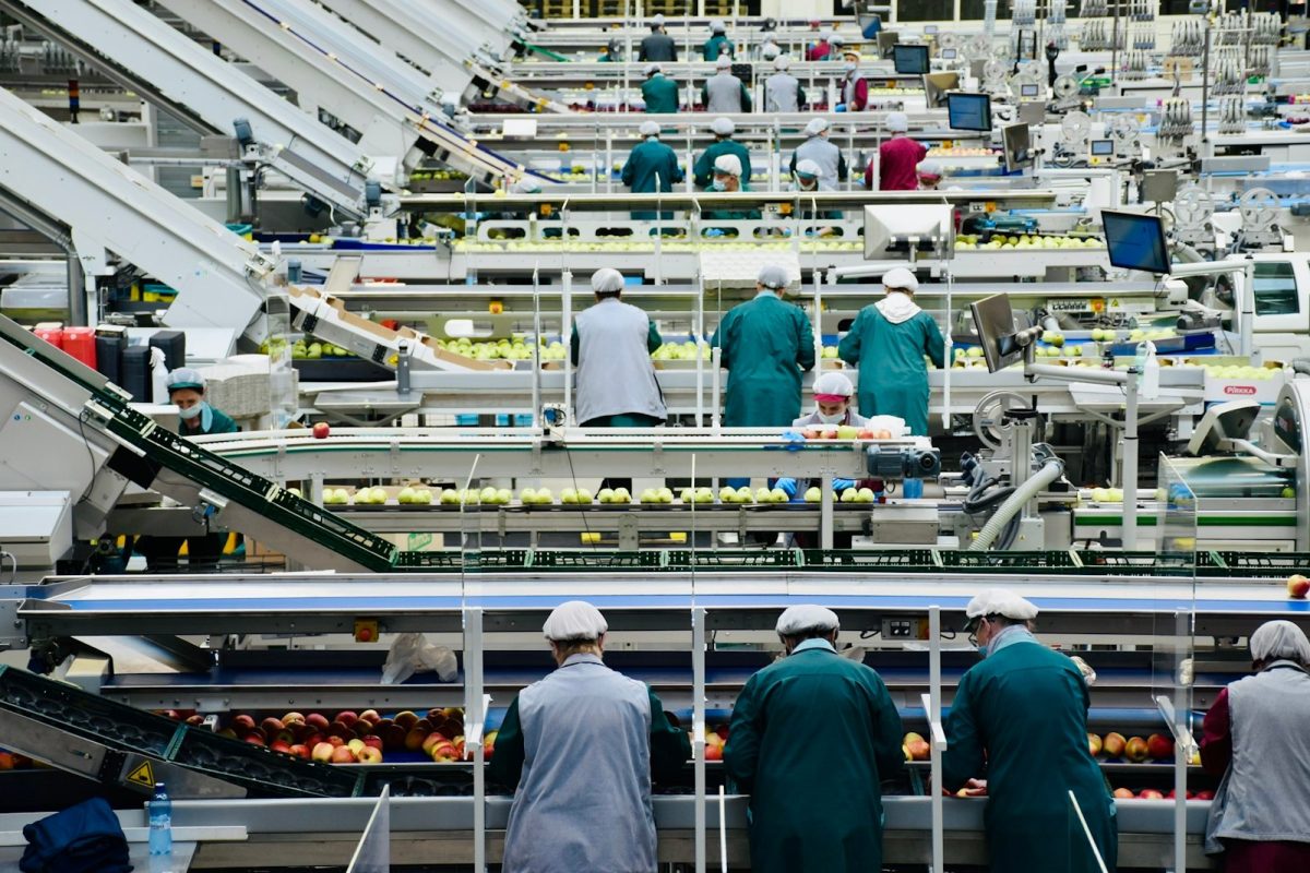 Equipe reunida no chão de fábrica, ambiente de trabalho do auxiliar de produção