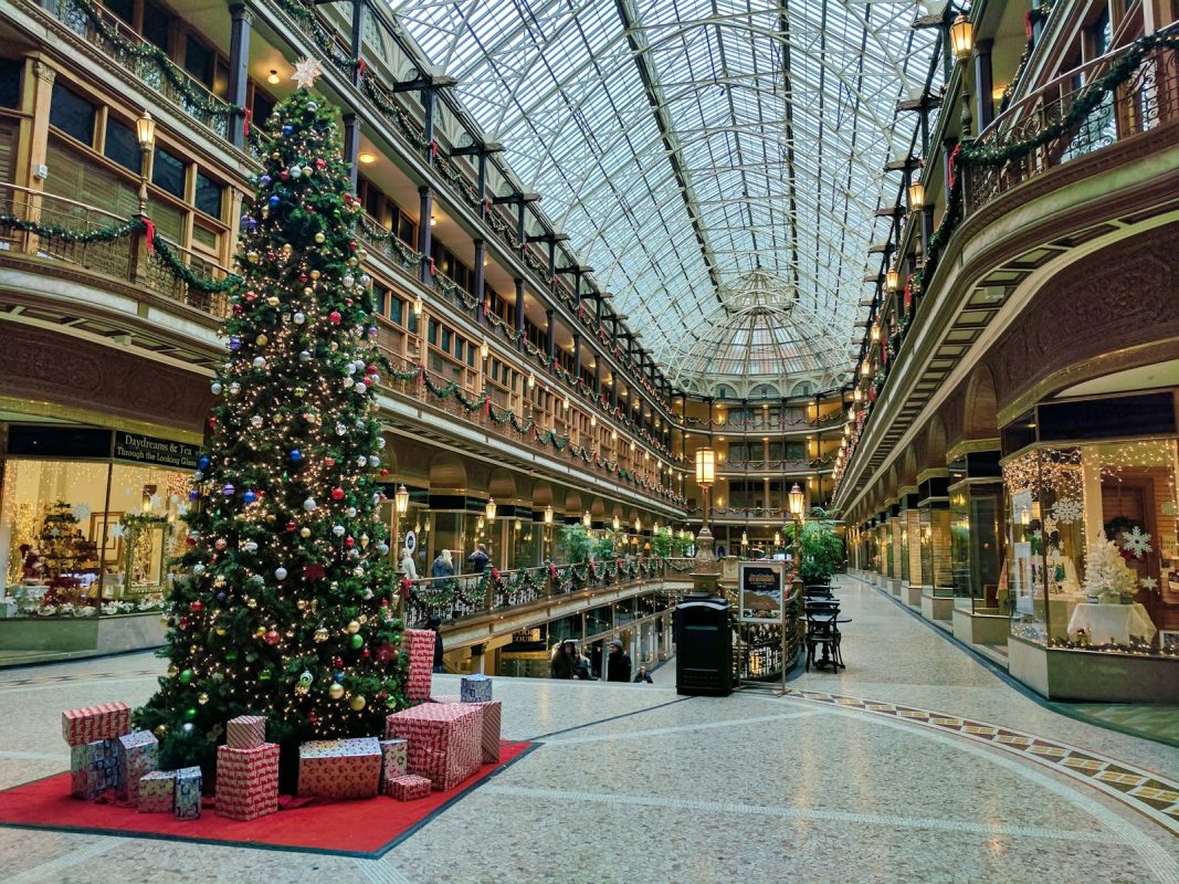 Calculadora de 13º salário: árvore de Natal iluminada no fim do ano