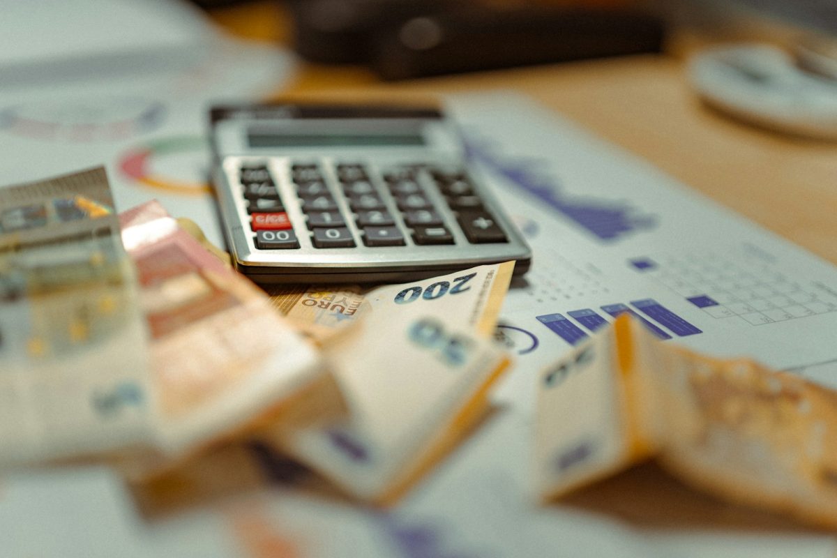 Calculadora de 13º salário: calculadora sobre cédulas de dinheiro