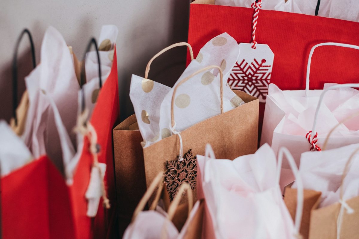 Calculadora de 13º salário: sacolas de papel das compras de fim de ano