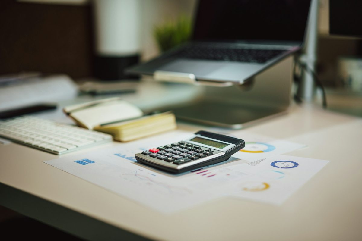 Calculadora de férias: calculadora ao lado do notebook para planejar o valor