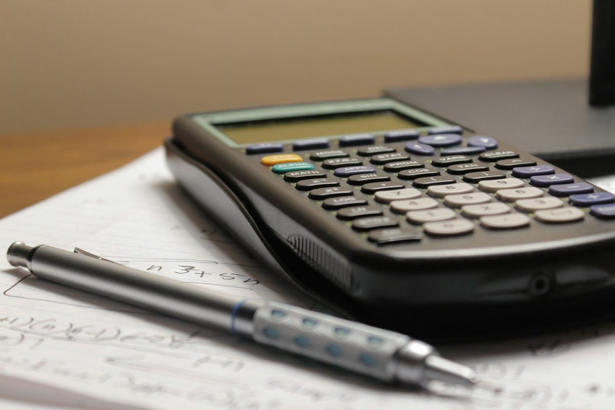 Calculadora de rescisão: calculadora e caneta sobre folha de cálculo