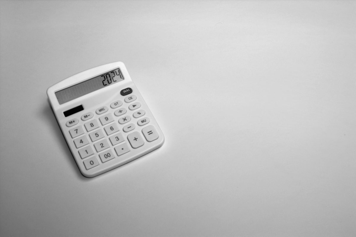 Calculadora de rescisão: calculadora branca sobre a mesa