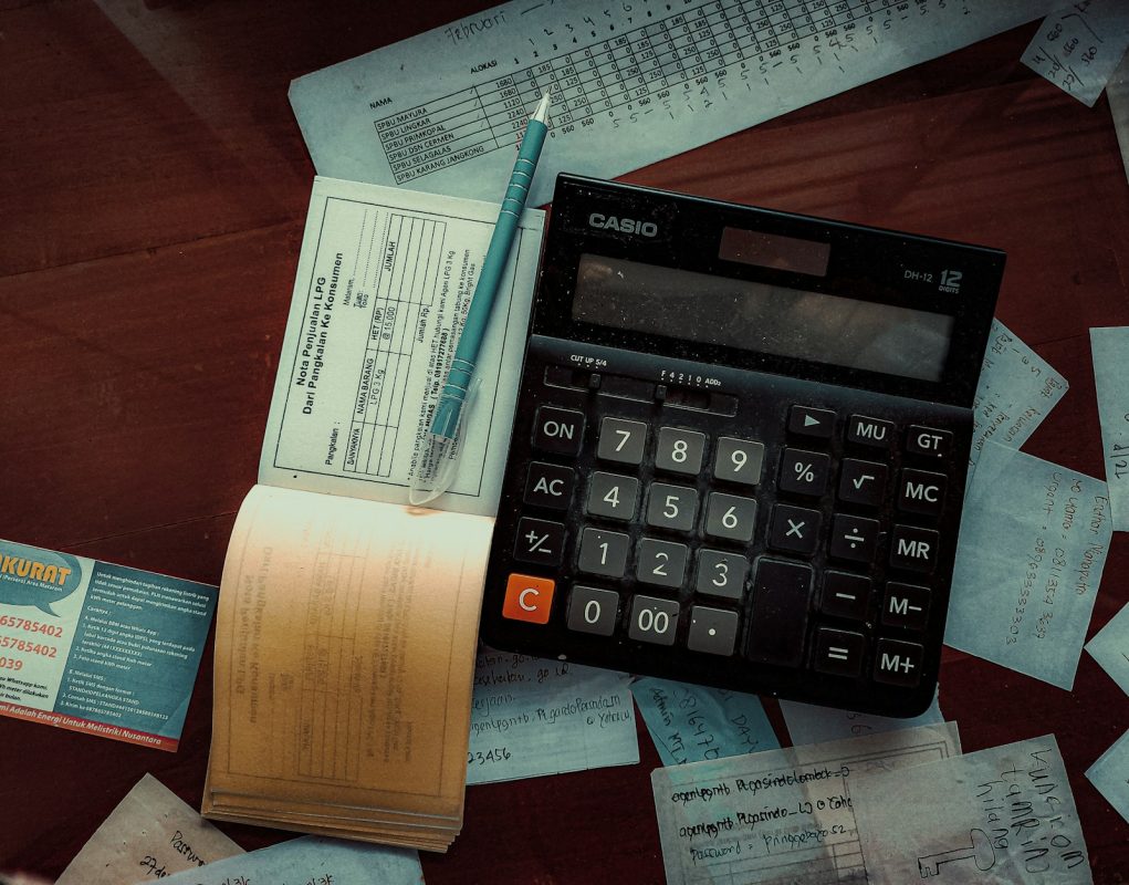 Calculadora de salário líquido sobre mesa de madeira para simular descontos do salário