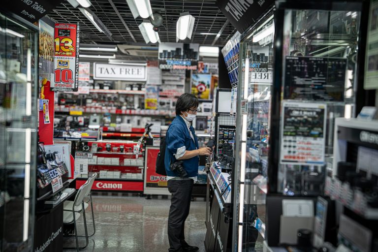 Cliente olhando produtos em loja de eletrônicos, cenário de quem busca carreira no varejo
