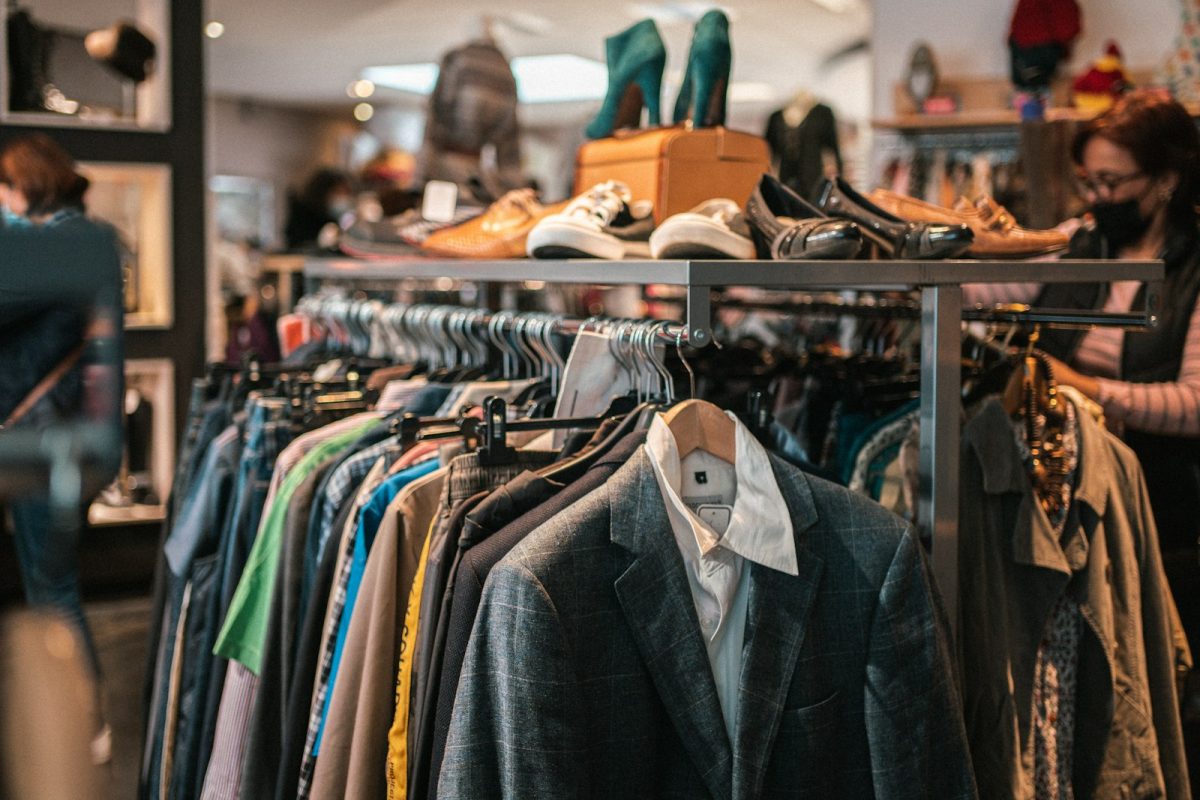 C&A trabalhe conosco: arara com roupas e sapatos organizados em loja