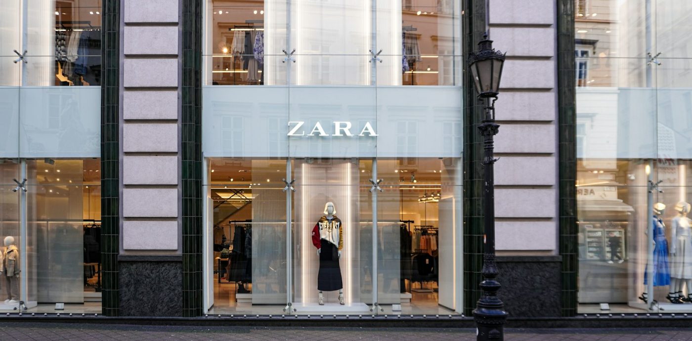C&A trabalhe conosco: fachada de loja de roupas com manequins nas vitrines