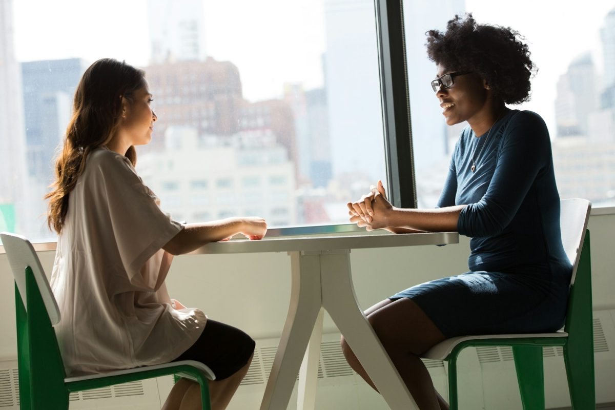 Como se comportar em uma entrevista de emprego: candidata conversa com recrutadora