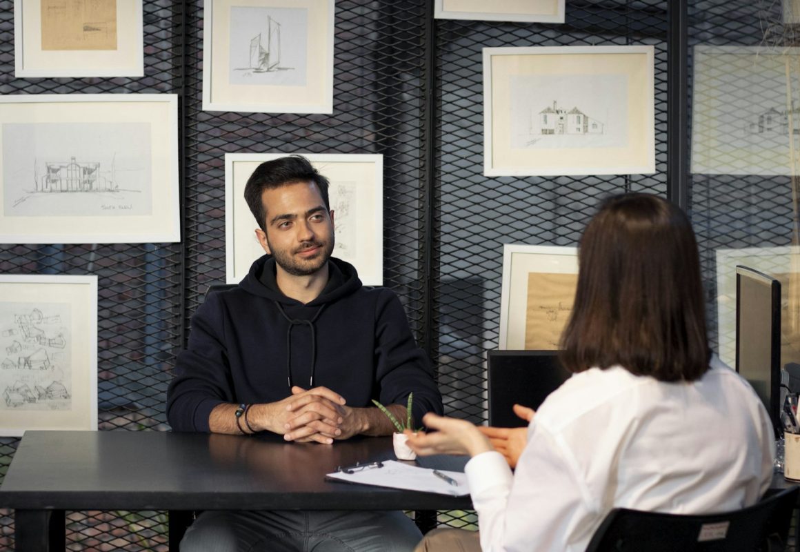 Como se comportar em uma entrevista de emprego: postura e linguagem corporal à mesa