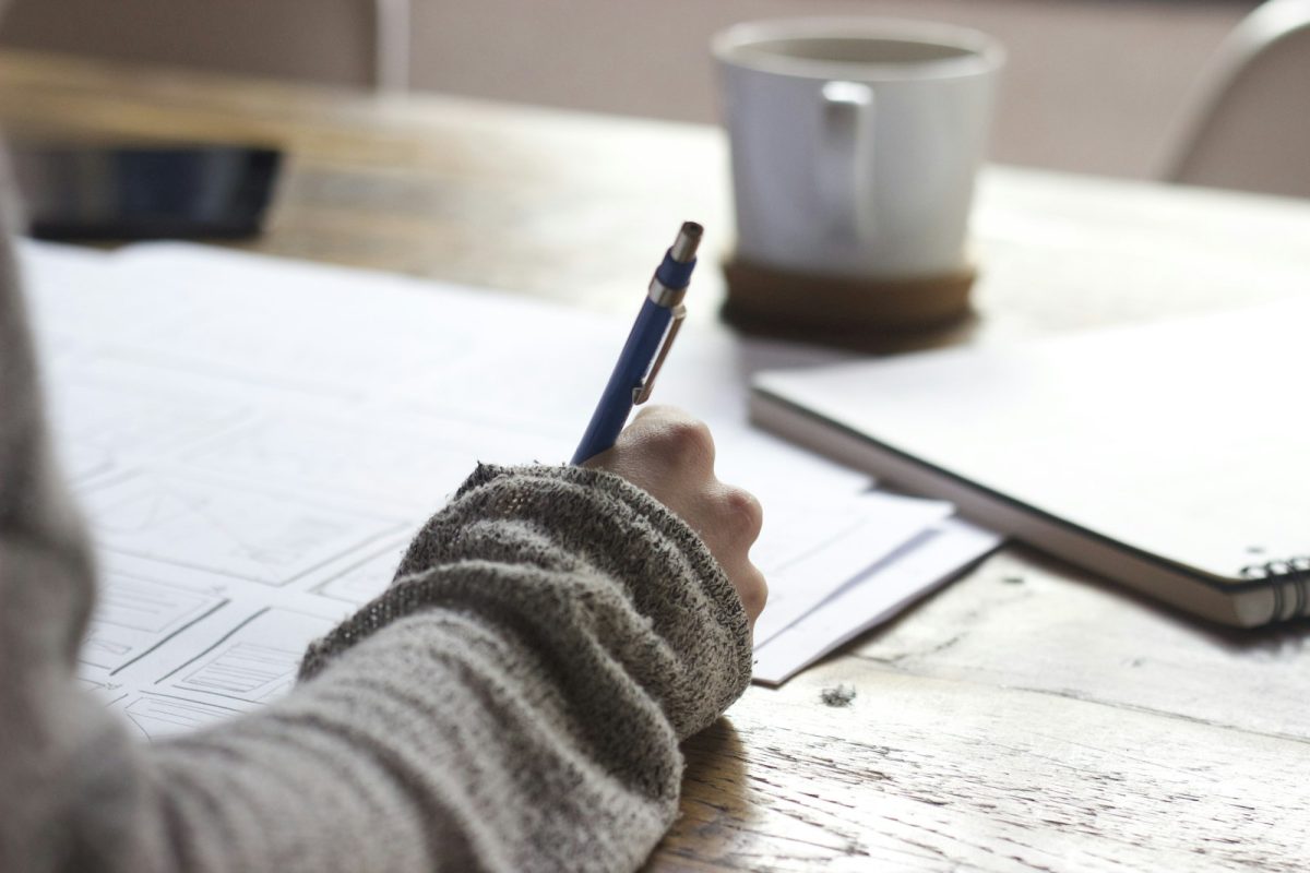 Concurso TJSP: pessoa estudando e fazendo anotações para a prova