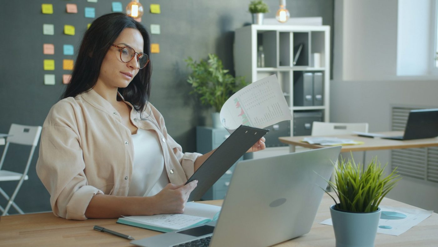 Considerações finais do currículo: revisão do documento na mesa de trabalho