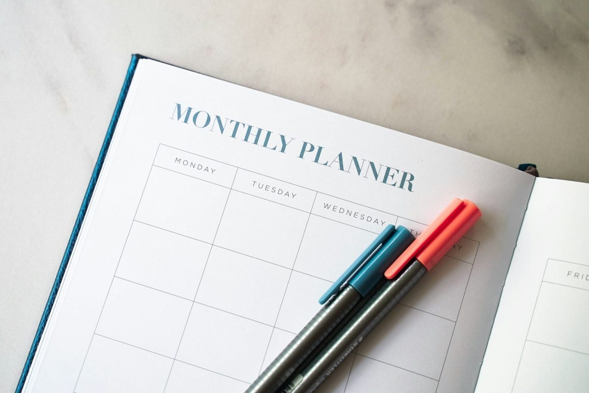 Planner com canetas usado para o controle financeiro do mês