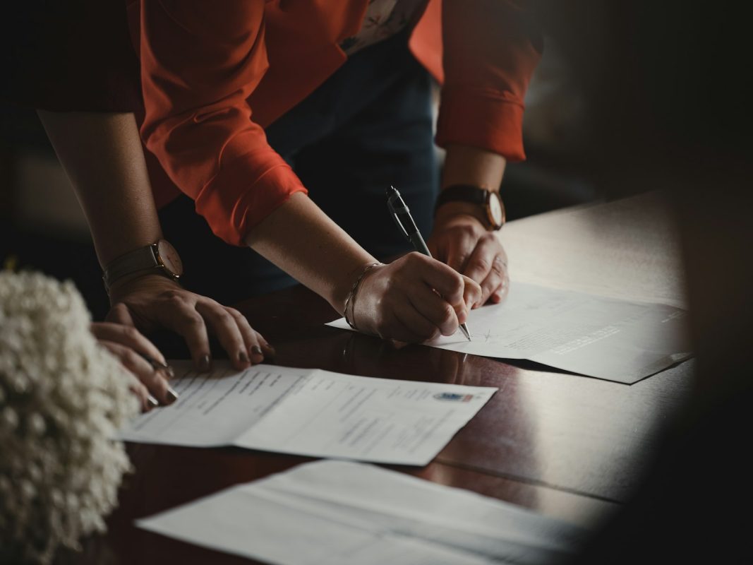 Direitos do trabalhador: pessoa assinando contrato de trabalho