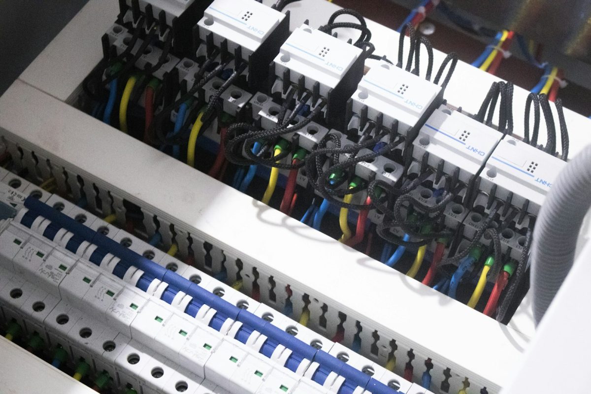 Trabalho de eletricista: vários fios conectados a uma caixa de interruptor