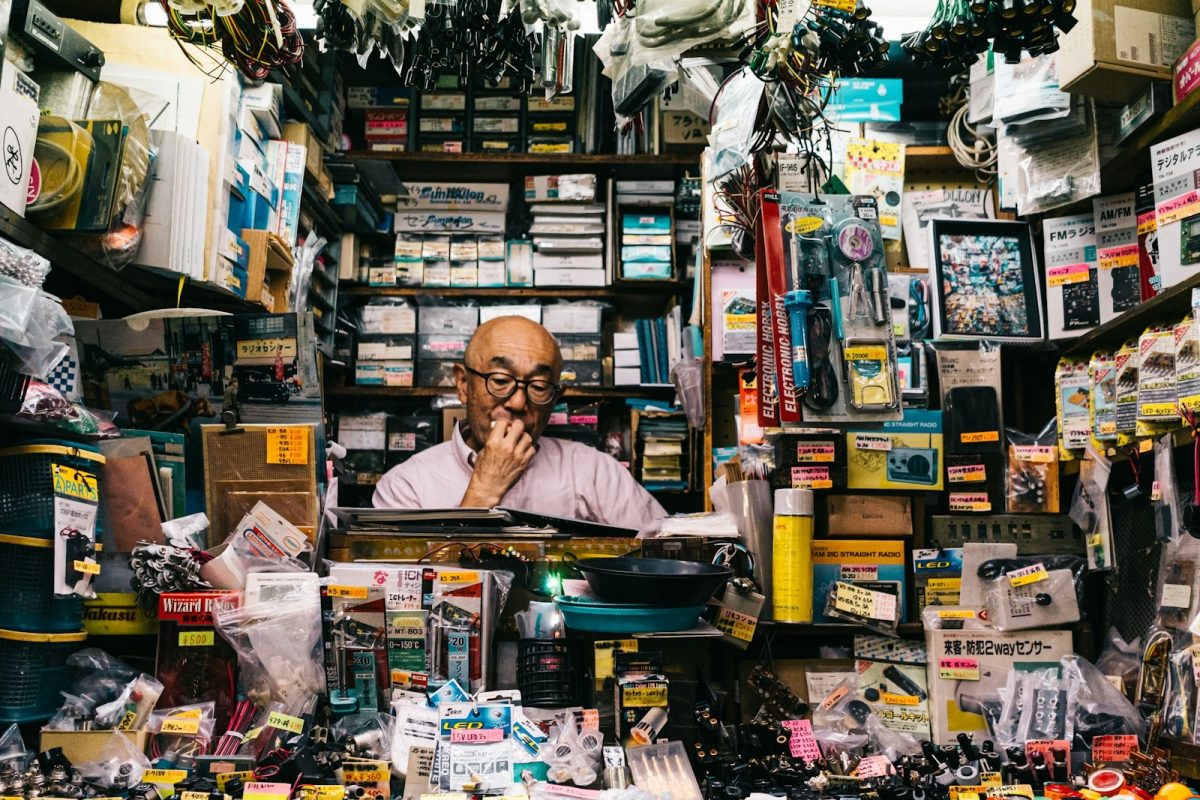 Homem ao lado de produtos eletrônicos na loja, rotina de quem conquista emprego nas Casas Bahia