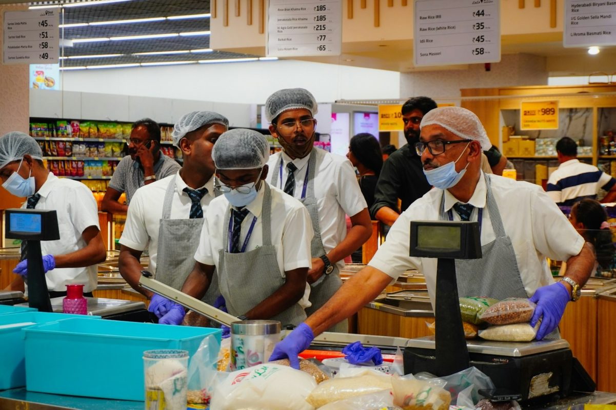 Funcionários de supermercado no balcão de atendimento, cargos comuns de emprego no Carrefour