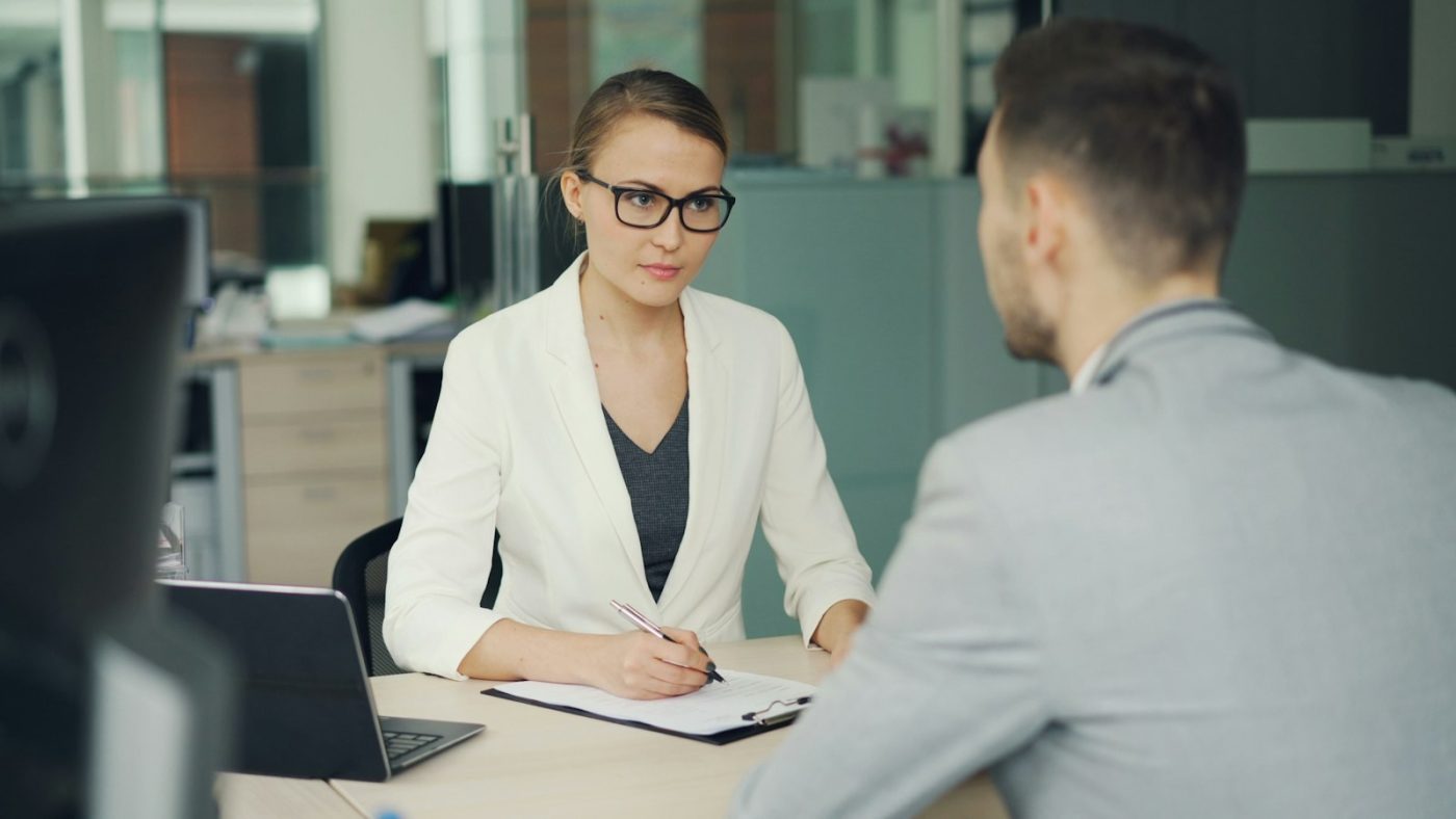 Recrutadora entrevistando candidato a emprego no Carrefour