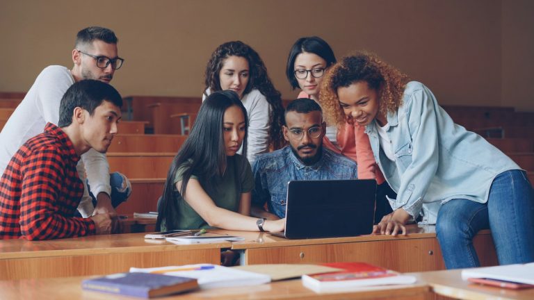 Estágio Honda 2027: grupo de universitários reunidos em volta de um laptop