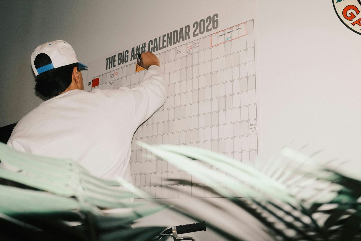 Fim da escala 6x1: homem marcando datas em um calendário de 2026