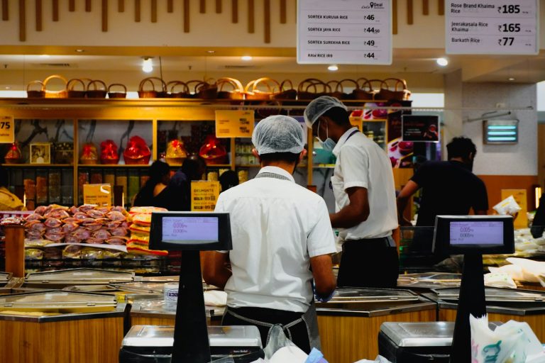 Fim da escala 6x1: trabalhadores na área de caixas de um supermercado