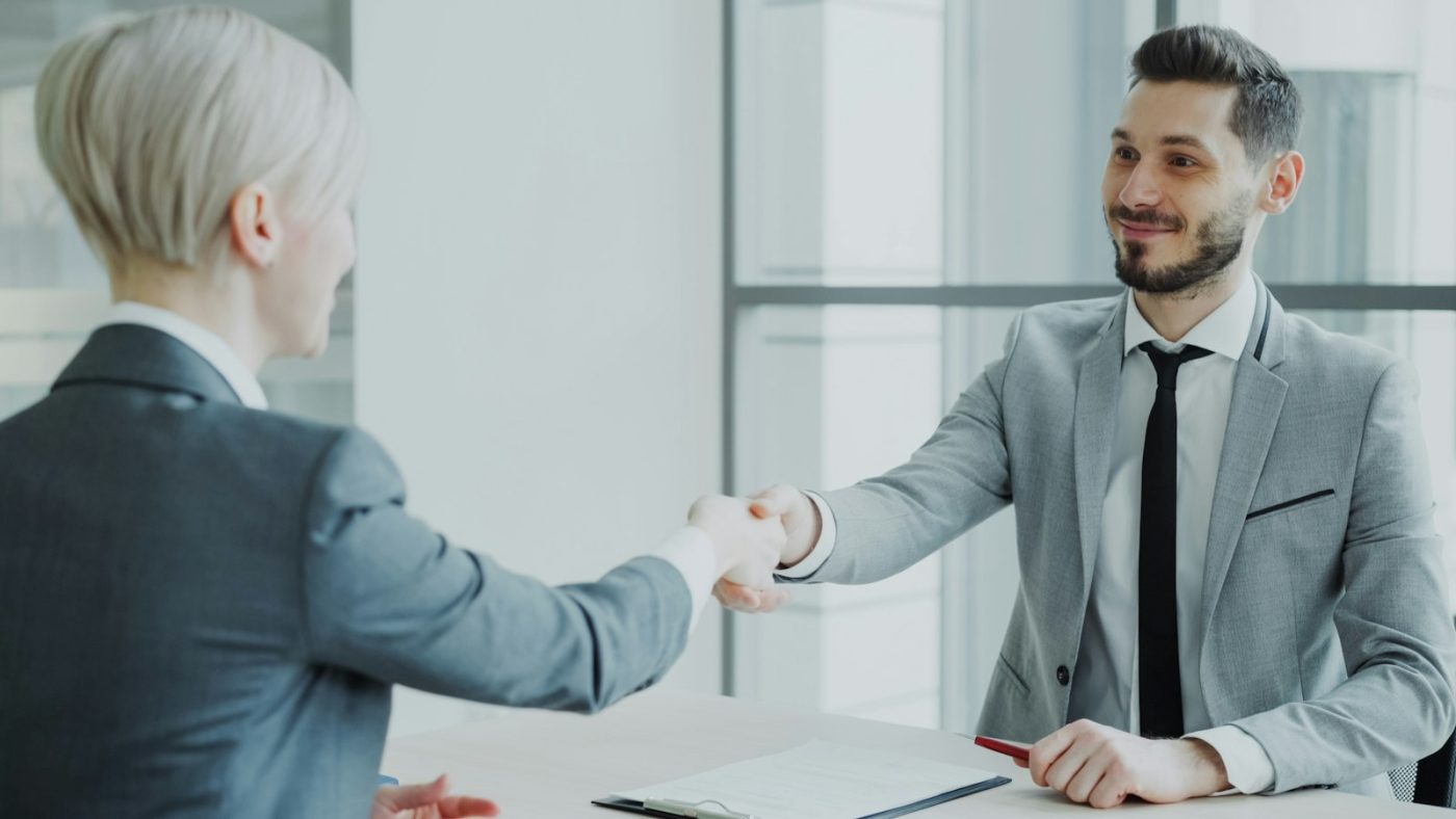 Aperto de mãos após contratação feita pelo InfoJobs