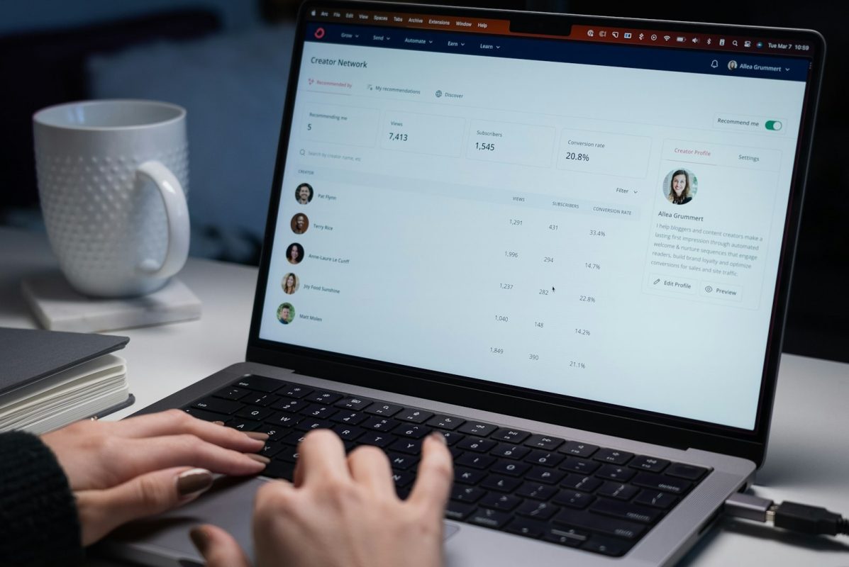 Recrutadora publicando vaga no InfoJobs pelo laptop