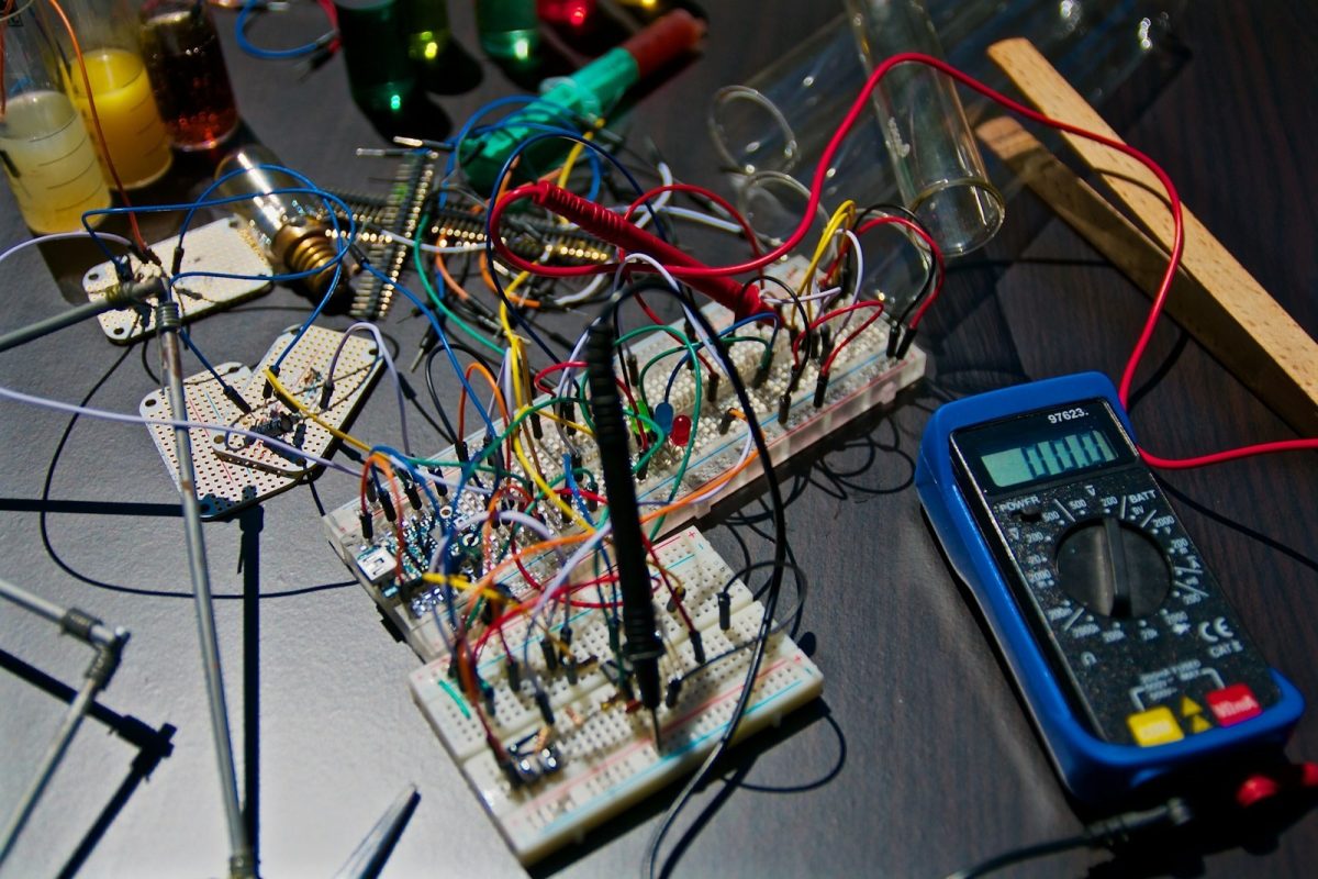 Placas eletrônicas e testador em bancada, área ligada a Intelbras vagas técnicas