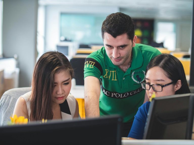 Jovem aprendiz estudando no computador durante o curso de formação