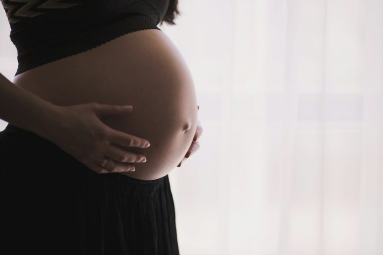 Licença-maternidade: gestante com as mãos sobre a barriga