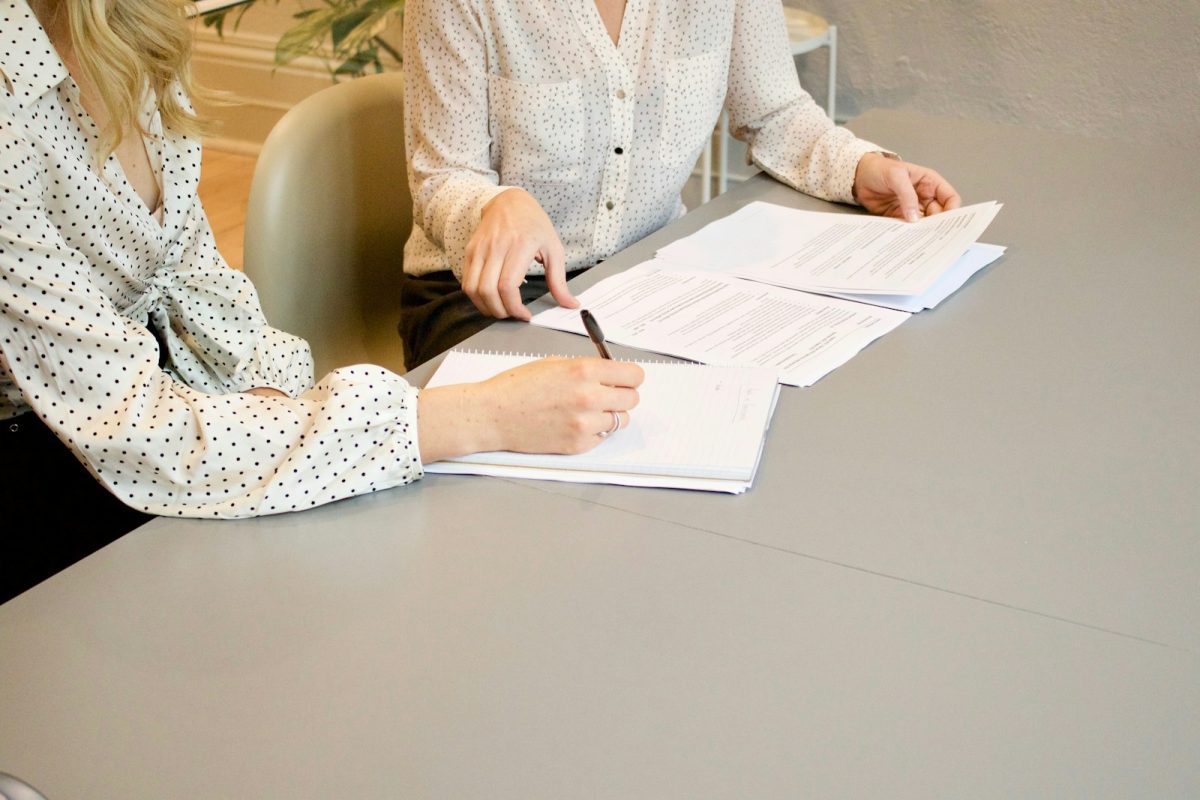Candidata analisa a proposta antes de assinar, comparando as melhores vagas de emprego