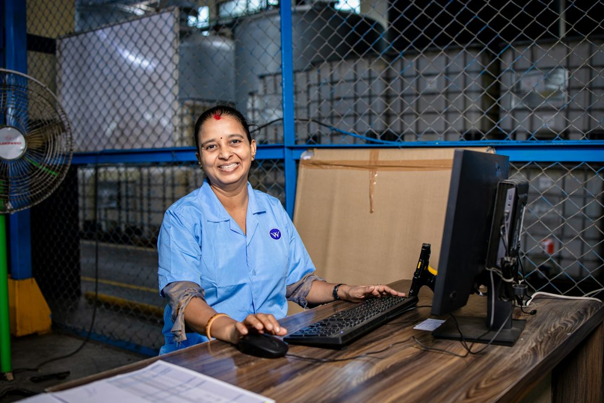 Profissões da indústria: trabalhadora em mesa de trabalho numa fábrica