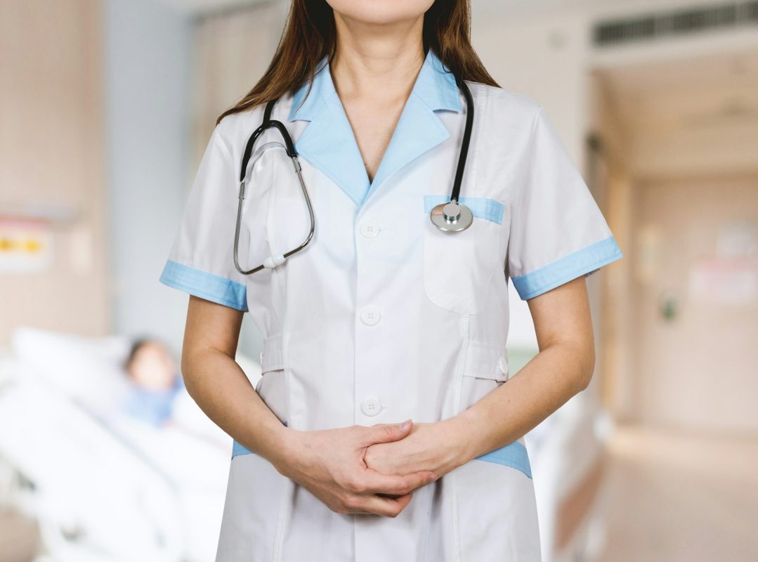 Profissões da saúde: profissional com estetoscópio no hospital