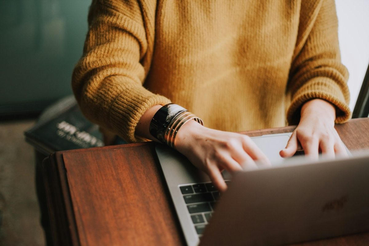 Recrutadora no notebook preparando o texto para anunciar vaga de emprego