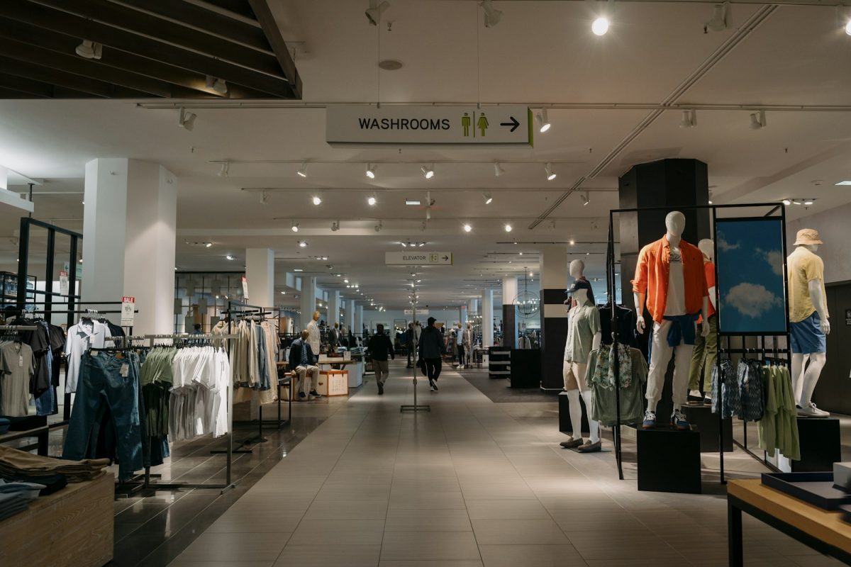 Renner trabalhe conosco: interior de loja de departamento com roupas expostas