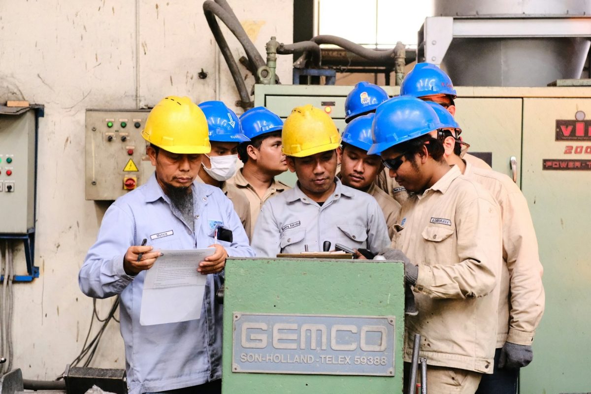 Equipe com capacetes de segurança em ambiente industrial, perfil procurado nas SENAI MG vagas