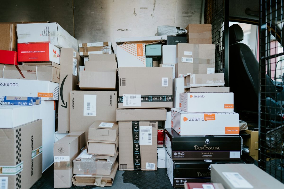 Shopee vagas na logística: caixas de papelão empilhadas em van de entrega
