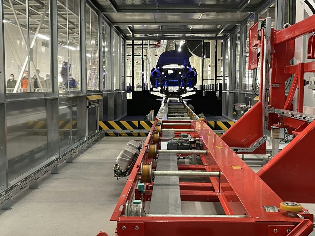 Stellantis jovem aprendiz: carro em montagem dentro de uma grande fábrica