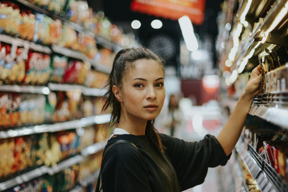 Trabalho temporário: cliente fazendo compras no corredor do mercado