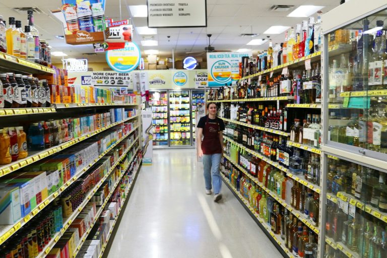 Trabalho temporário: corredor iluminado de supermercado no fim de ano