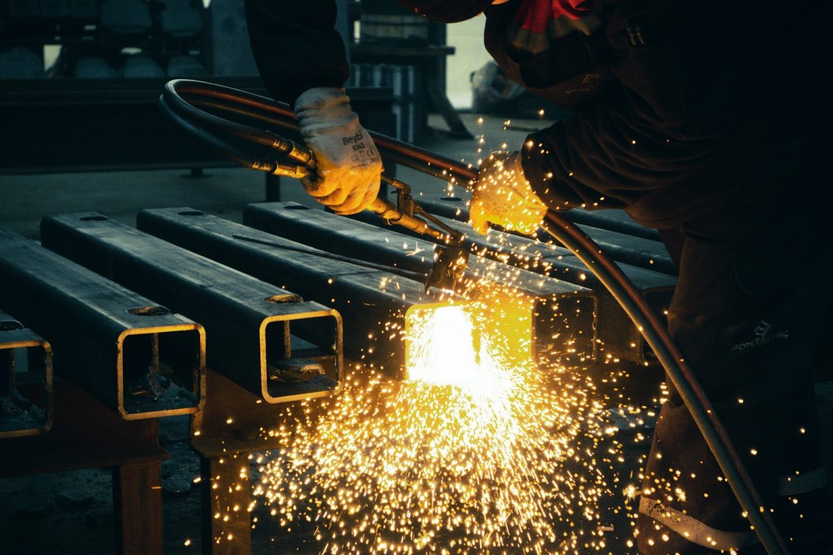 Usiminas jovem aprendiz: trabalho com metal dentro de uma fábrica