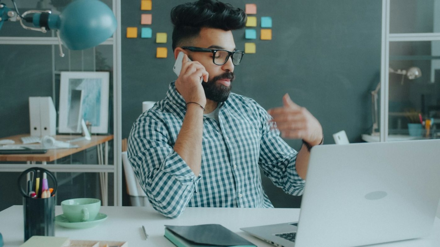 Operador comercial falando ao telefone com cliente